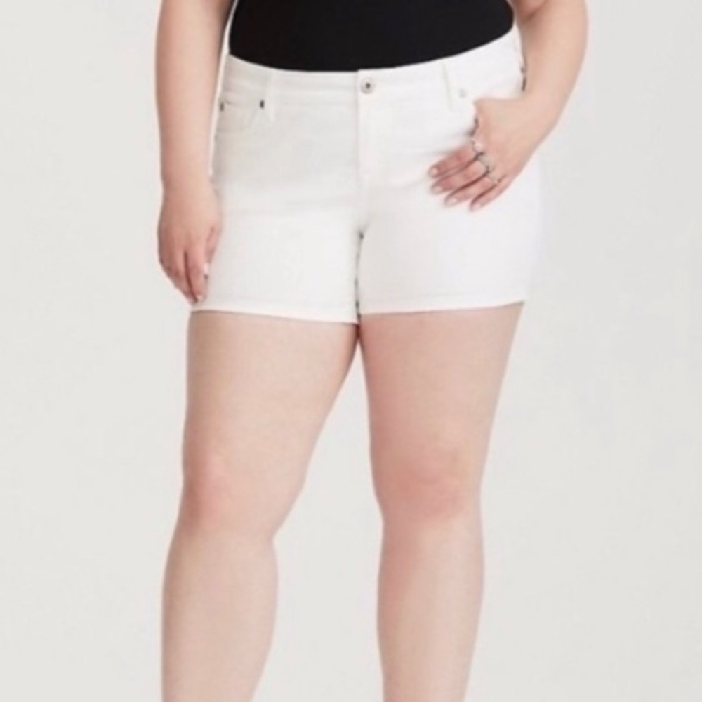 Torrid white classic skinny shorts size 16